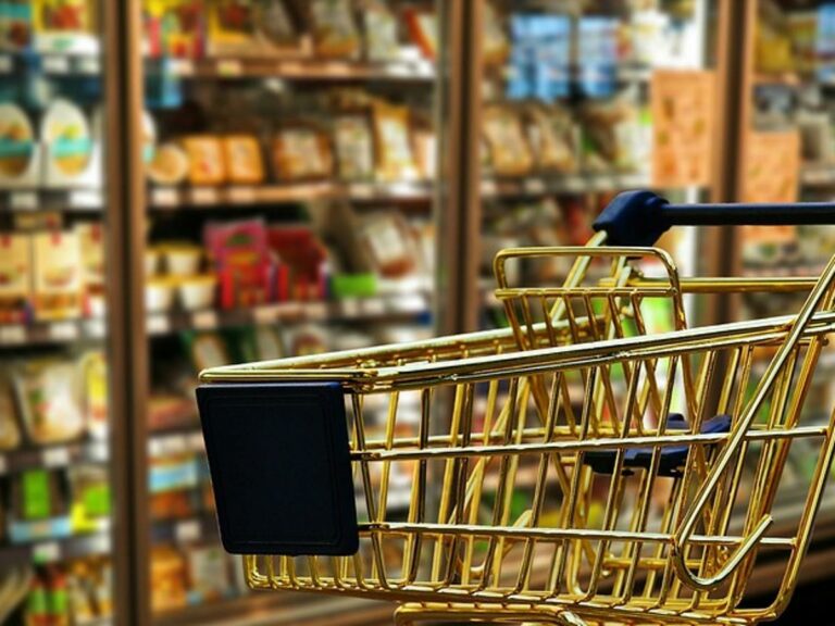 Махінації з вагою та обман на касі: українцям назвали найпопулярніші шахрайські схеми у супермаркетах - today.ua
