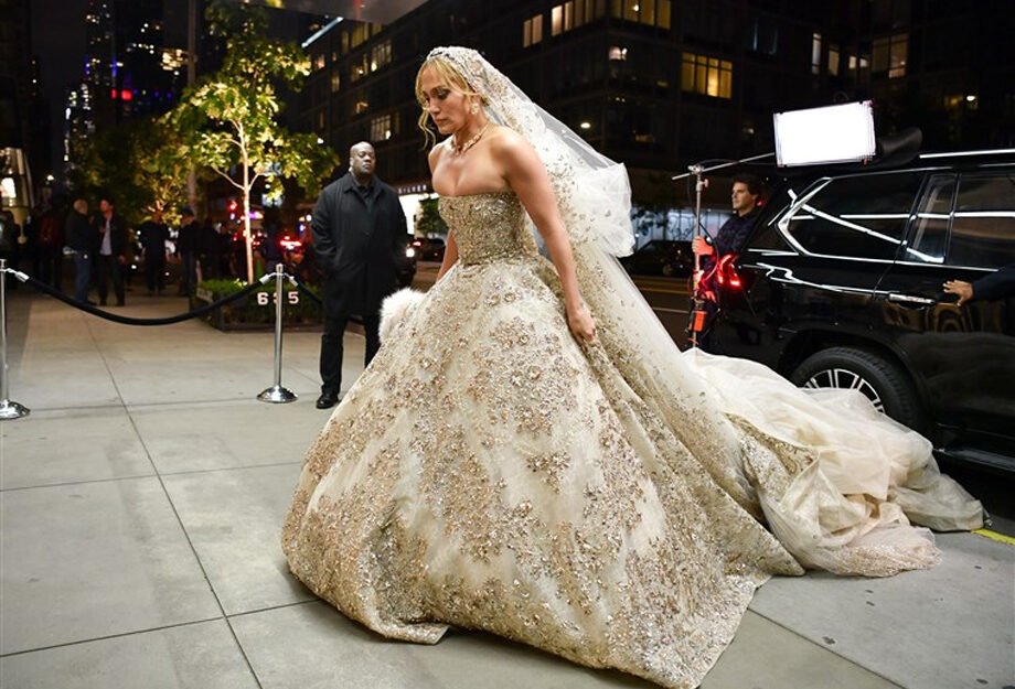 В Сеть попали неожиданные фото Дженнифер Лопес в свадебном платье