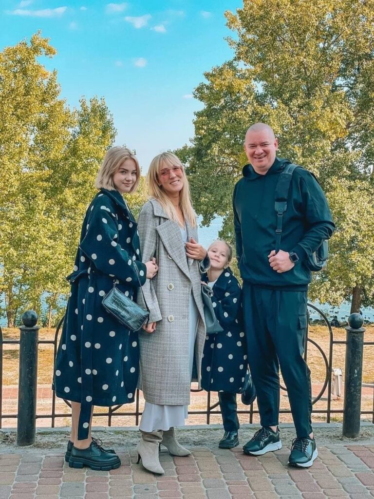 Евгений Кошевой показал красавицу-жену и двух дочерей во время прогулки по осеннему парку