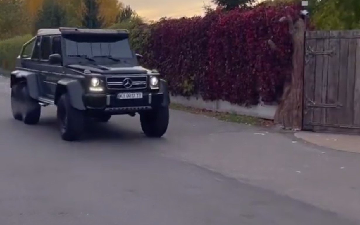 Усик купил себе 6-колесный Mercedes