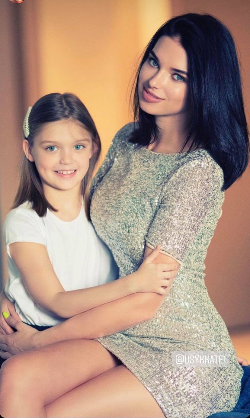 Сім'я понад усе: Олександр Усик прилетів підтримати дочку на чемпіонаті світу з танців