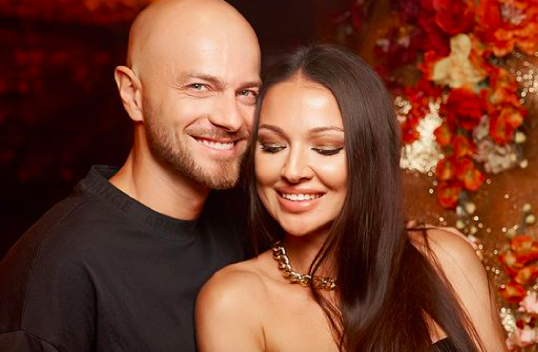 Хелловін на катері: Влад Яма з дружиною та Дмитром Ступкою відірвалися на костюмованій вечірці у США - today.ua