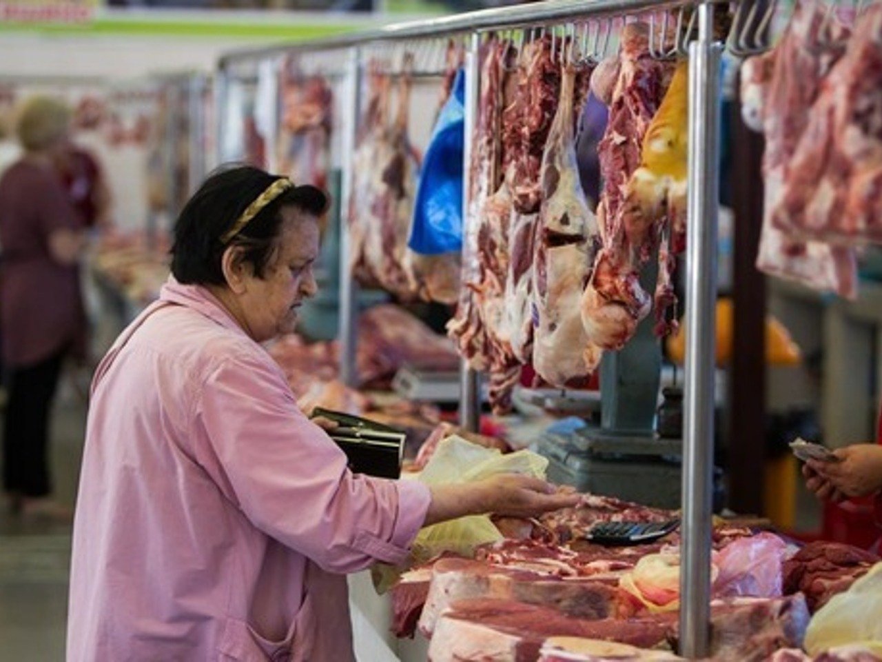 В Україні зникло з прилавків дешеве м'ясо: яловичина подорожчала до 172 гривень за кг, а свинина стала дефіцитом