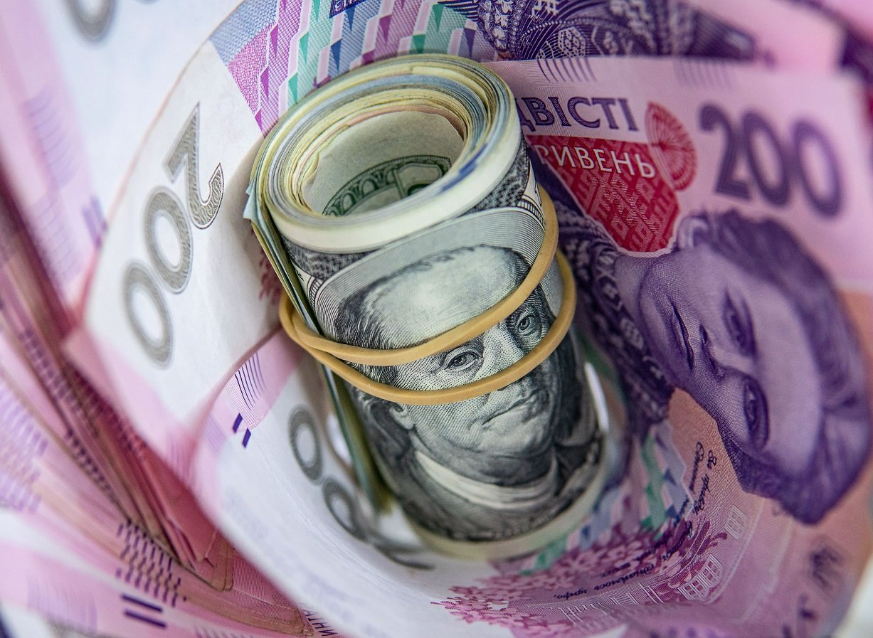 Курс доллара и евро изменится: НБУ рассчитал обновленную стоимость гривны