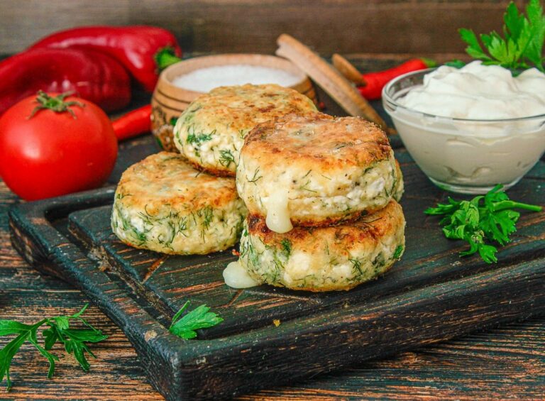 Пышные сырники с картофелем и зеленью: рецепт быстрого завтрака для всей семьи - today.ua