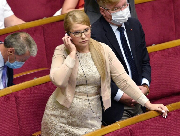 Юлия Тимошенко появилась на ТВ в нежно-голубом платье с V-образным декольте - today.ua