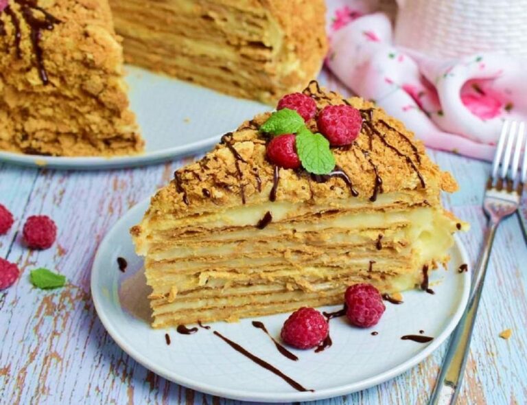Торт “Наполеон“ без выпечки: рецепт знаменитого десерта с ароматом ванили - today.ua