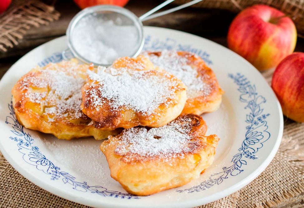 Сырники с яблоками на скорую руку: рецепт самой вкусной творожной выпечки на завтрак