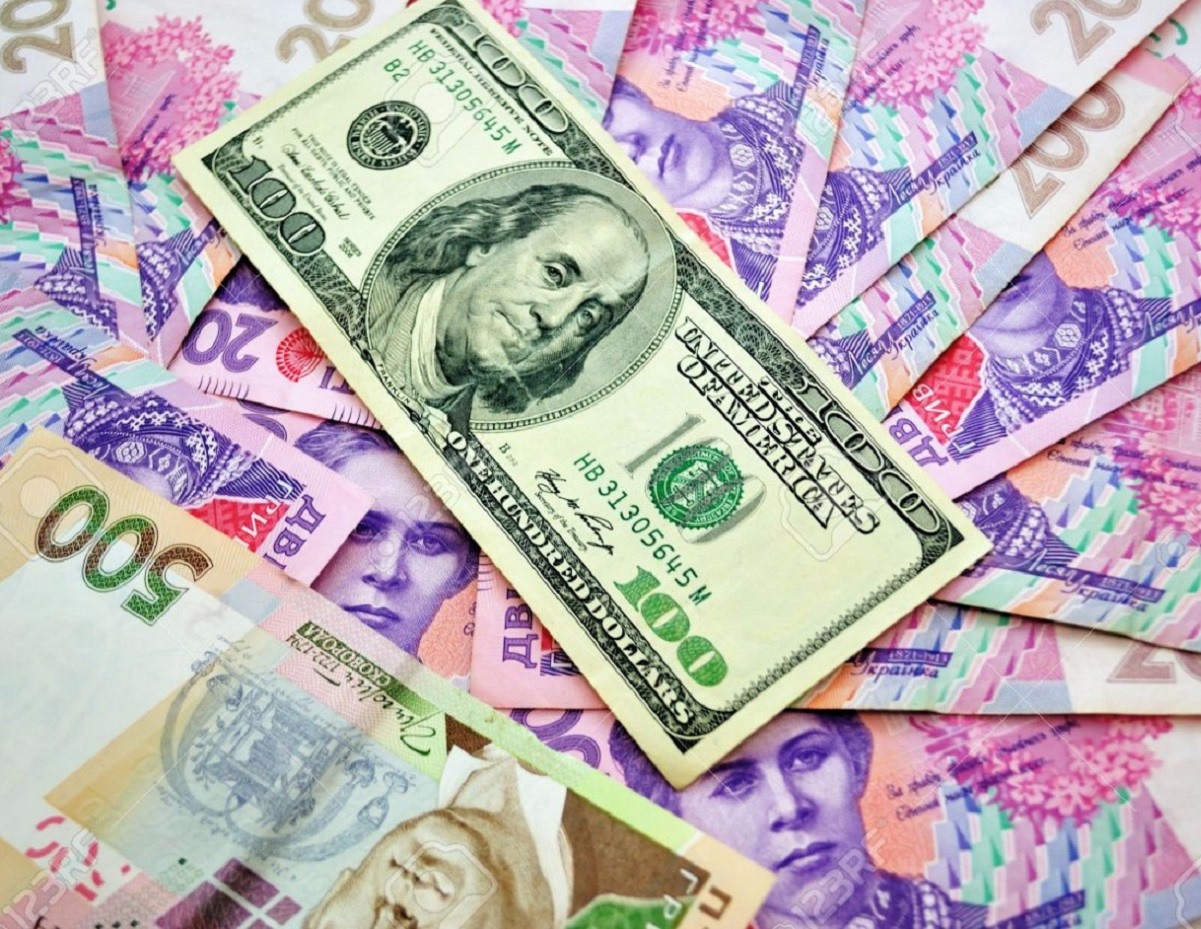 Курс долара зросте до кінця 2021 року: гривня втрачає позиції через втечу інвесторів з України