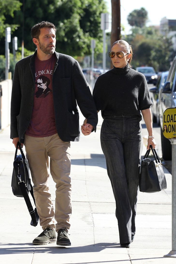 Дженніфер Лопес у трендових сірих джинсах з високою посадкою прогулялася з Беном Аффлеком по Лос-Анджелесу