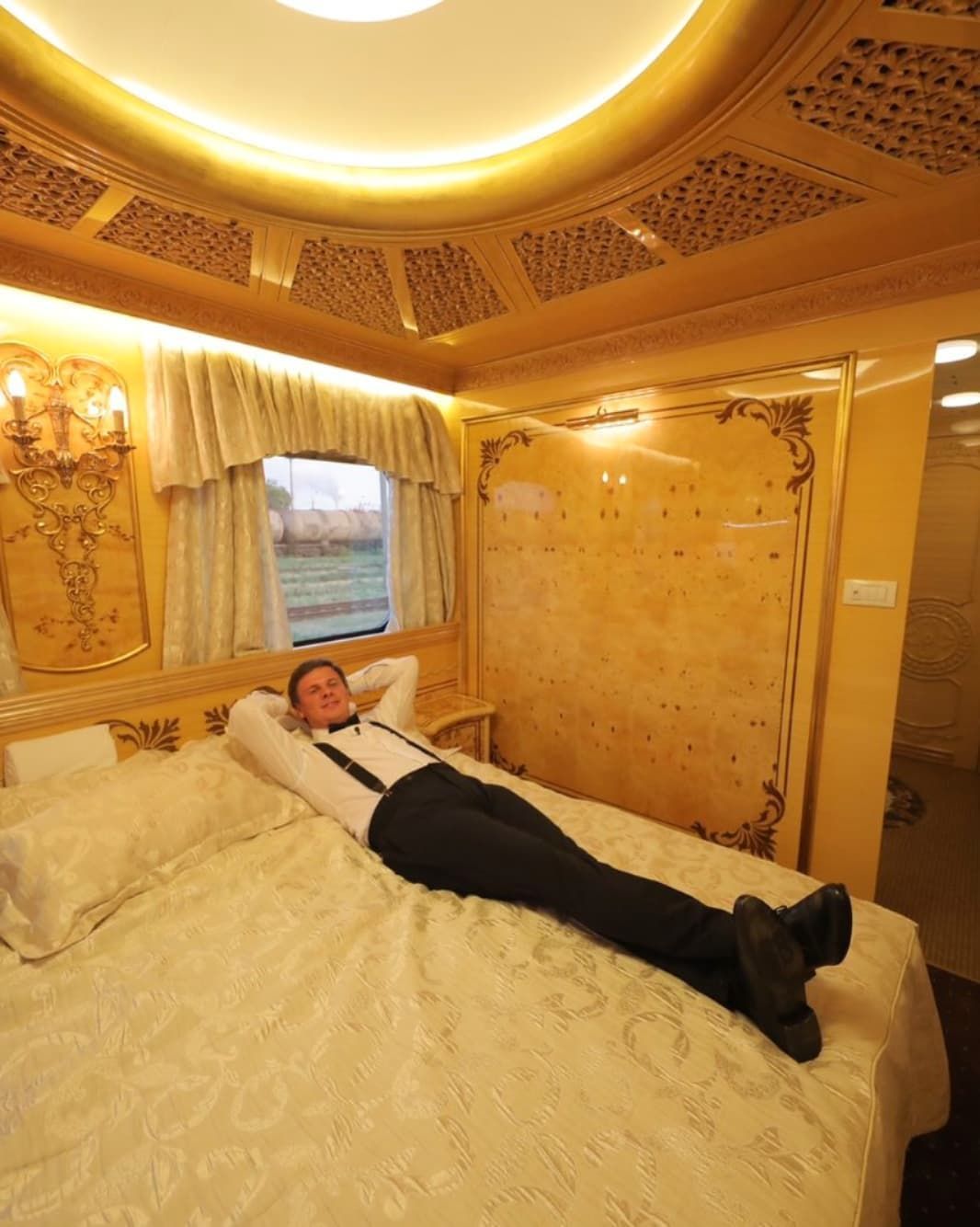 В Сети показали “царский“ вагон Укрзализныци за 24 тысячи гривен с кроватью и ванной комнатой