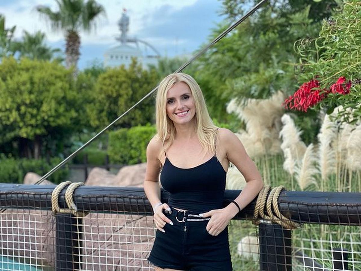 Ирина Федишин в платье с корсетом и эффектным разрезом впечатлила снимками с Турции - today.ua