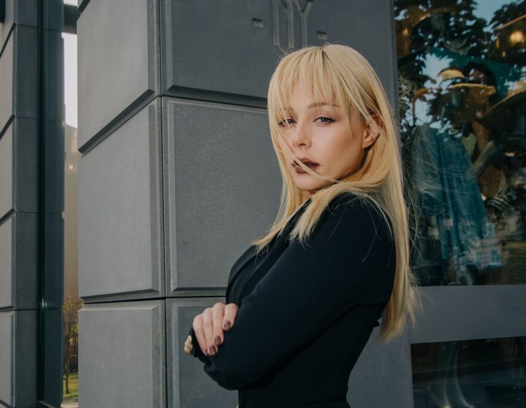 Тина Кароль в джинсах с разрезами покорила новым стильным образом: Есть изюминка и вкус - today.ua