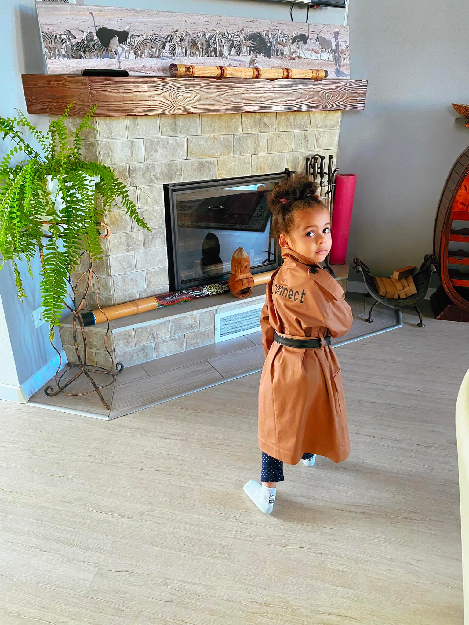 Гайтана похвасталась новыми фото 4-летней дочери в трендовом тренче