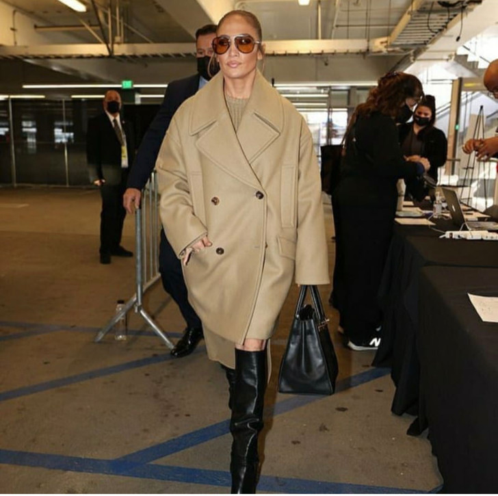 Дженнифер Лопес в ретро-пальто и черных ботфортах показала стильный осенний образ  