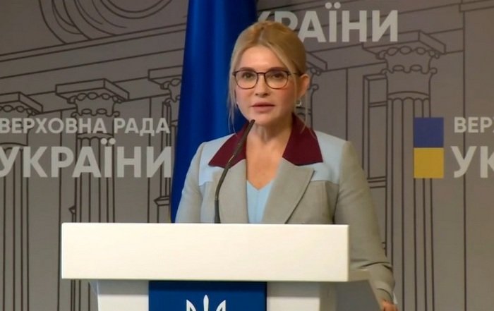 У триколірному піджаку та з молодіжною зачіскою: Юлія Тимошенко виступила на публіці в новому образі