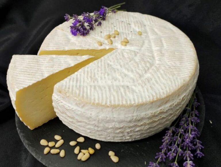 Твердий сир з лавандою в домашніх умовах: простий та бюджетний рецепт - today.ua