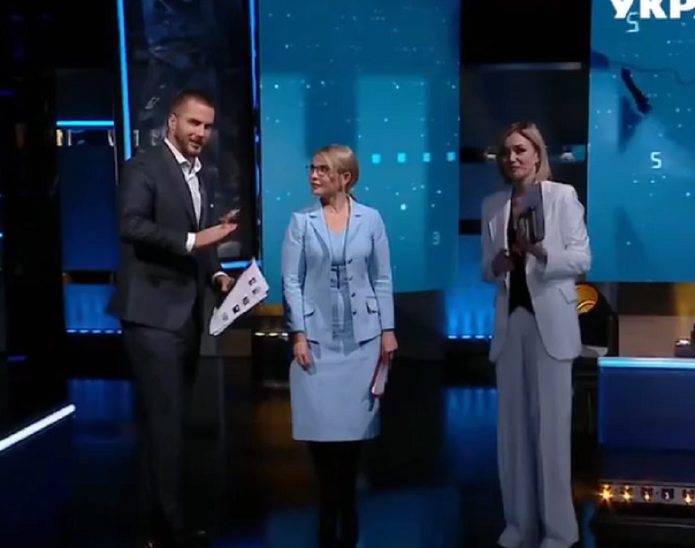 Юлія Тимошенко з'явилася на ТБ у ніжно-блакитній сукні з V-подібним декольте