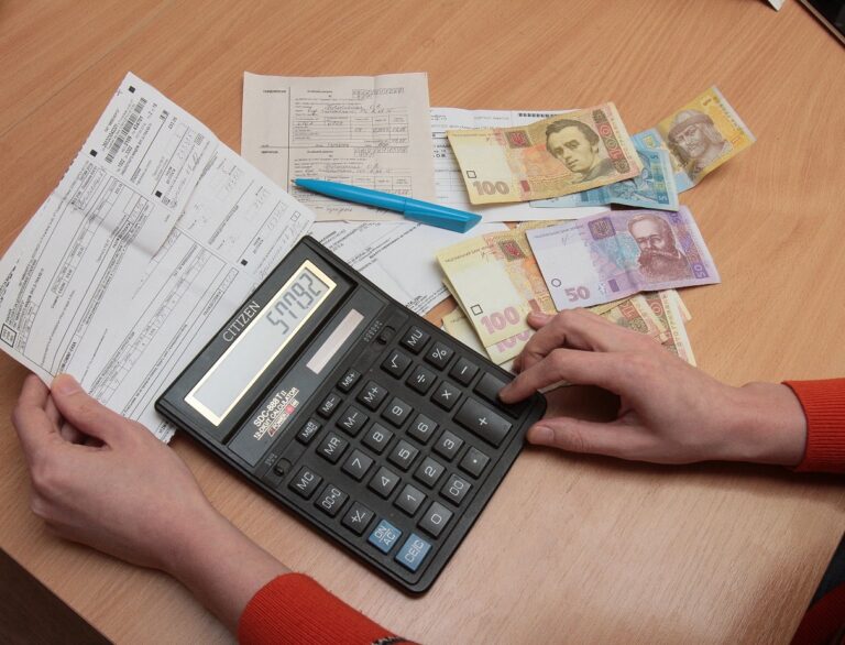 Українцям розповіли, за якої заборгованості за послуги ЖКГ позбавлятимуть субсидії - today.ua