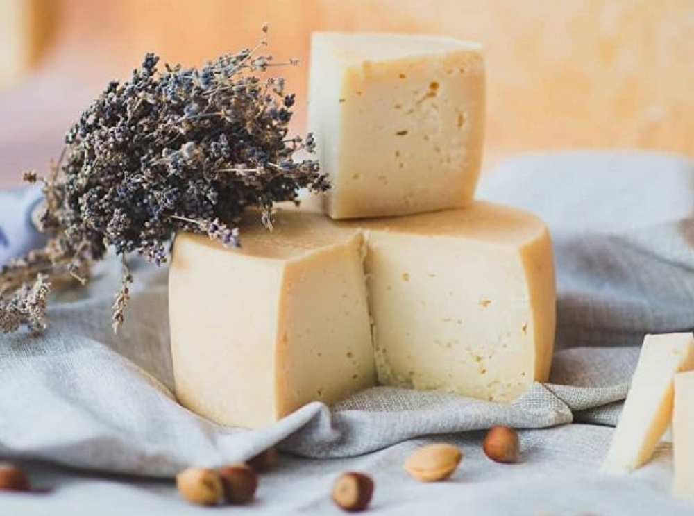 Твердый сыр с лавандой в домашних условиях: простой и бюджетный рецепт