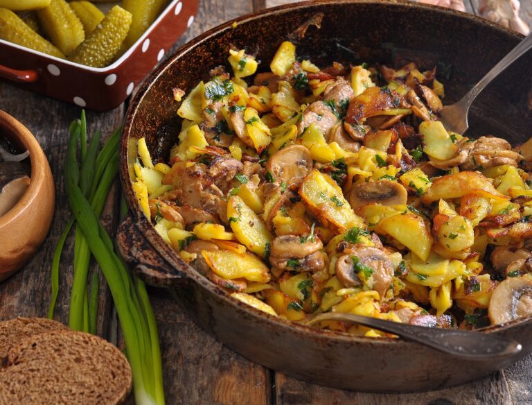 Жареная картошка с грибами на сковороде: рецепт самого популярного и вкусного ужина - today.ua