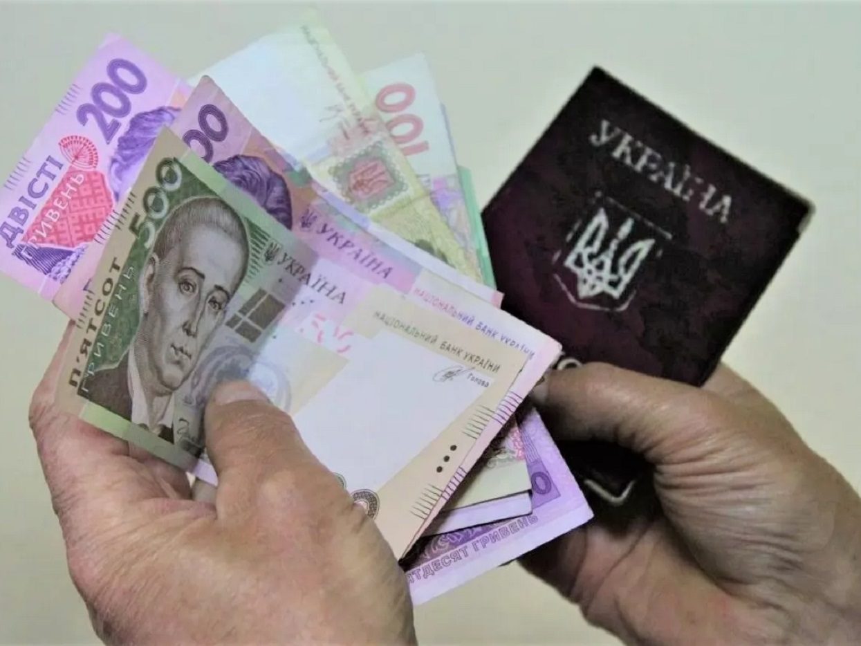 Украинцам назвали должности, которые оставят без пенсии за выслугу лет