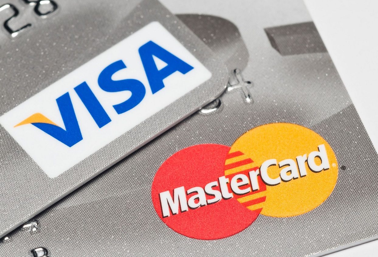 В Україні знизять комісію за грошові перекази для власників карток Visa та Mastercard