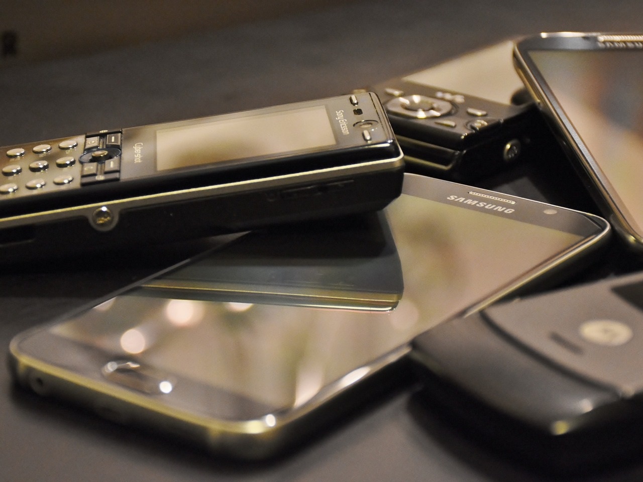 Названы три признака, что старый мобильный телефон стал опасным