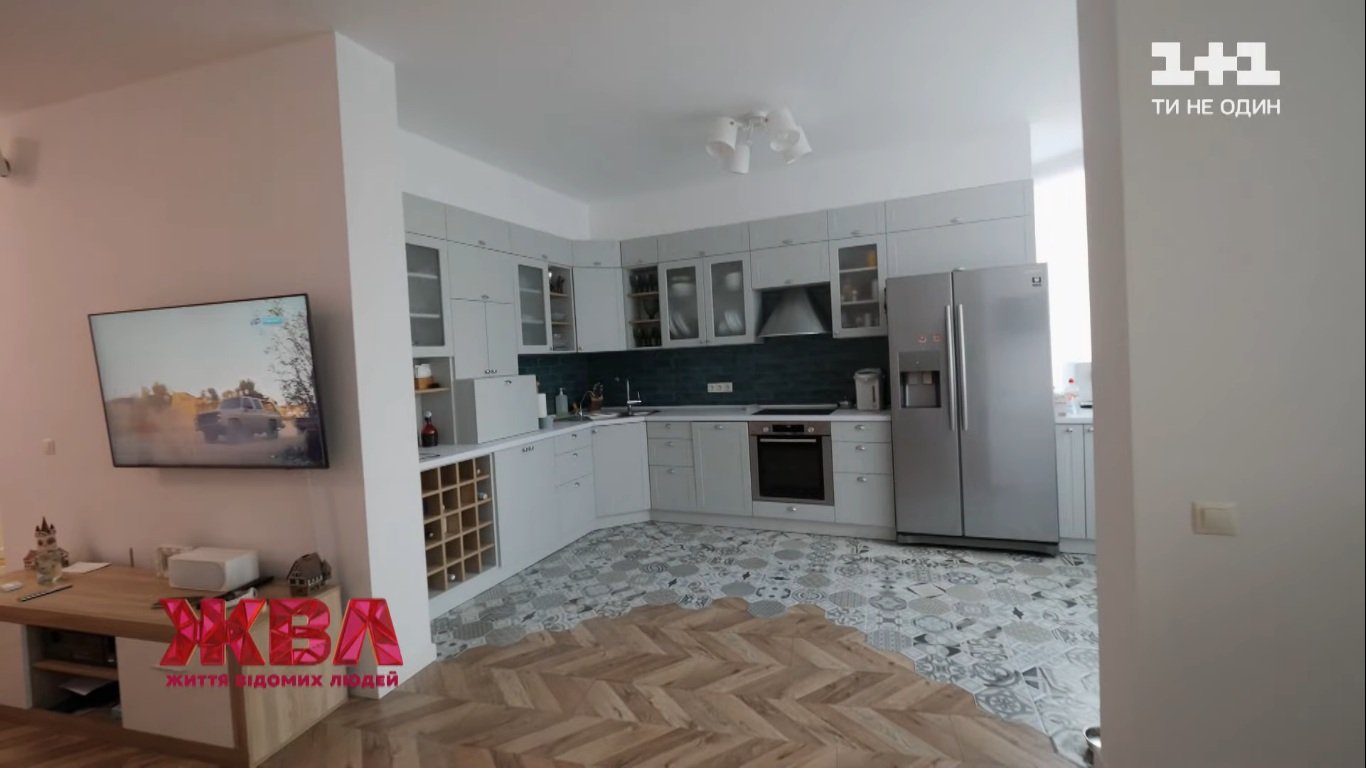Евгений Кошевой впервые показал свою просторную квартиру в новом районе Киева
