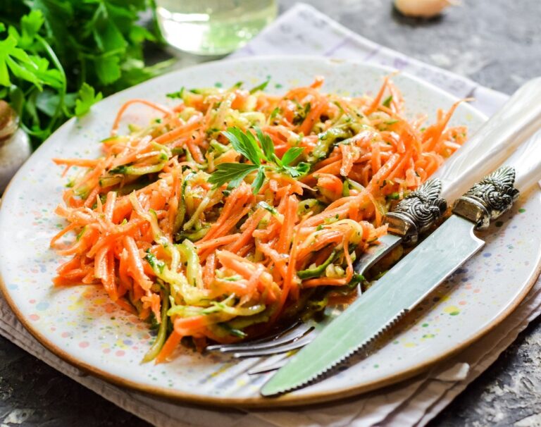 Морковь по-корейски с маринованными огурцами: рецепт вкусного салата к праздничному столу - today.ua
