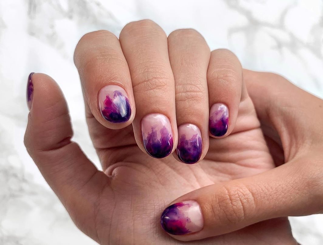 Маникюр с эффектом “дыма“ на ногтях: стильные идеи нейл-арта на зиму  