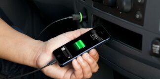 Як зарядка в автомобілі впливає на акумулятор смартфона: названо популярні проблеми - today.ua
