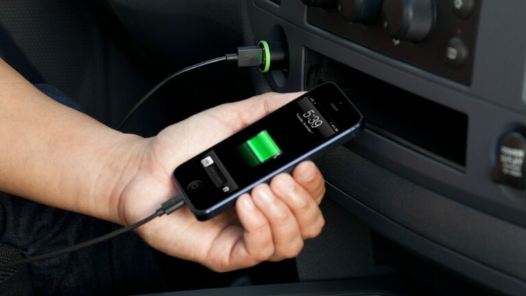 Как зарядка в автомобиле влияет на аккумулятор смартфона: названы популярные проблемы - today.ua