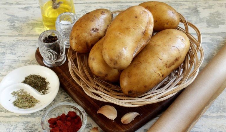 Запеченный фаршированный картофель на обед или ужин: варианты начинок от сала до грибов 