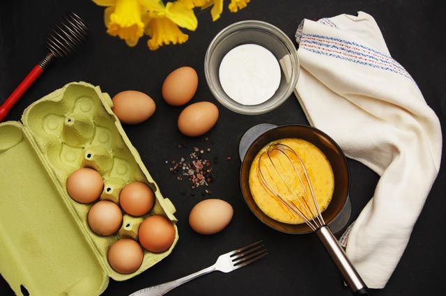 Омлет с овощами, сосисками и пармезаном: рецепт сытного традиционного американского завтрака     