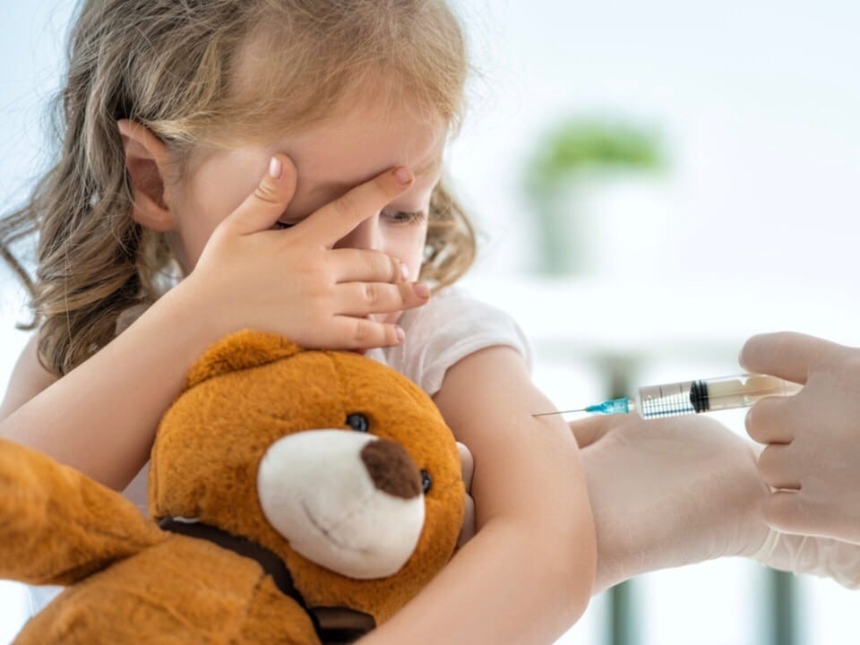 Доктор Комаровский рассказал, стоит ли вакцинировать детей от COVID-19