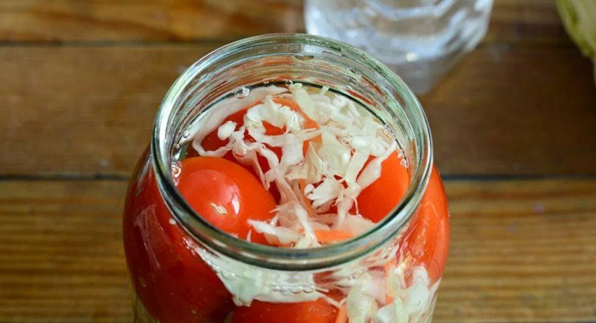 Квашеная капуста с томатами: оригинальный рецепт вкусной и полезной закуски на зиму  