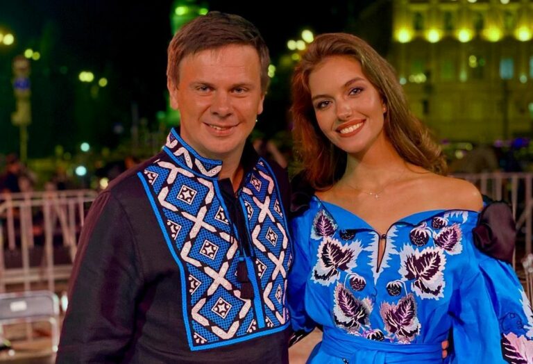 Дмитро Комаров у смокінгу вперше за довгий час вийшов в світ зі своєю красунею-дружиною - today.ua
