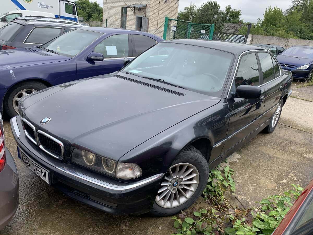 Конец льгот: в Украине не хотят покупать даже BMW на еврономерах