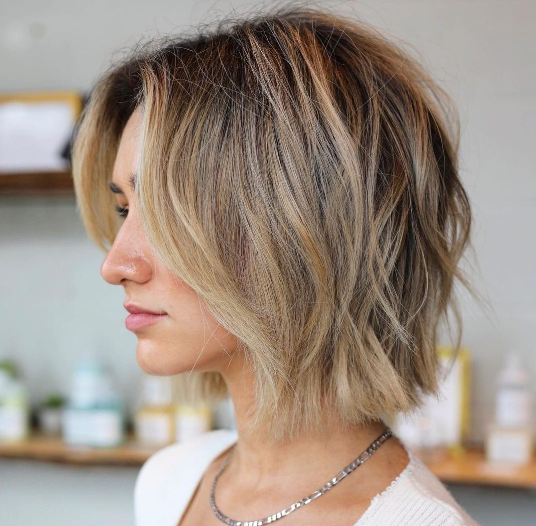 Бічний проділ і чубчик-шторка: стилісти назвали модні зачіски для жінок із круглим обличчям - today.ua