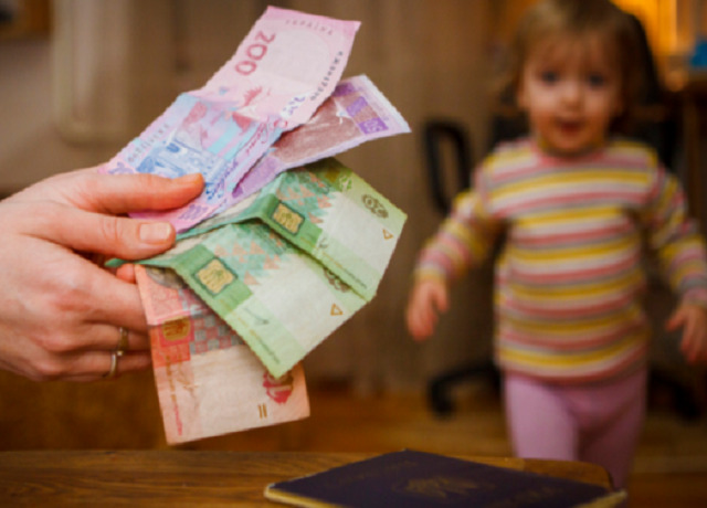 В Україні зростуть соцвиплати на дітей: скільки грошей дадуть одиноким матерям