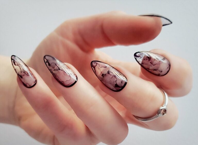 Маникюр с эффектом “дыма“ на ногтях: стильные идеи нейл-арта на зиму   - today.ua