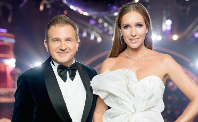 Катя Осадчая в вечернем платье с высоким разрезом похвасталась редким фото с мужем - today.ua