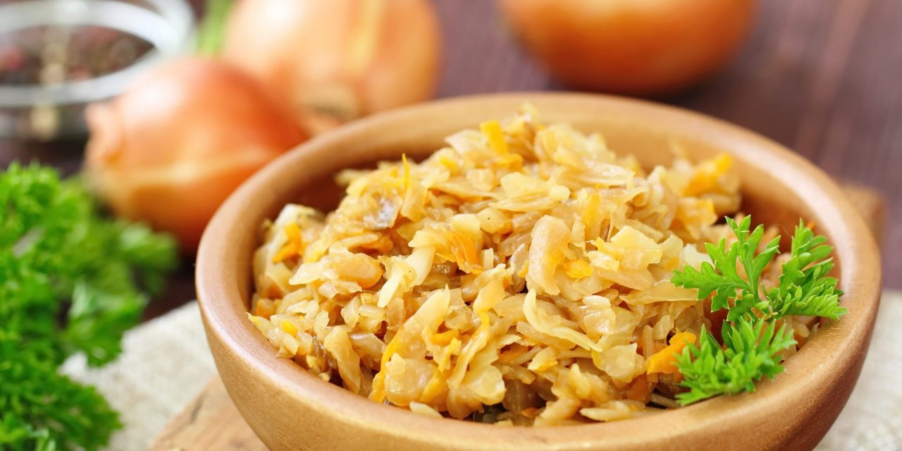 Какие ингредиенты добавить в тушеную капусту, чтобы блюдо получилось вкуснее: секреты по приготовлению