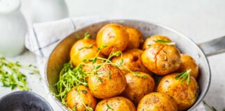 Молодая картошка: четыре способа быстро почистить овощи - today.ua