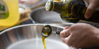 Какое масло лучше всего подходит для жарки, а на каком готовить пищу вредно для здоровья: советы нутрициолога   - today.ua
