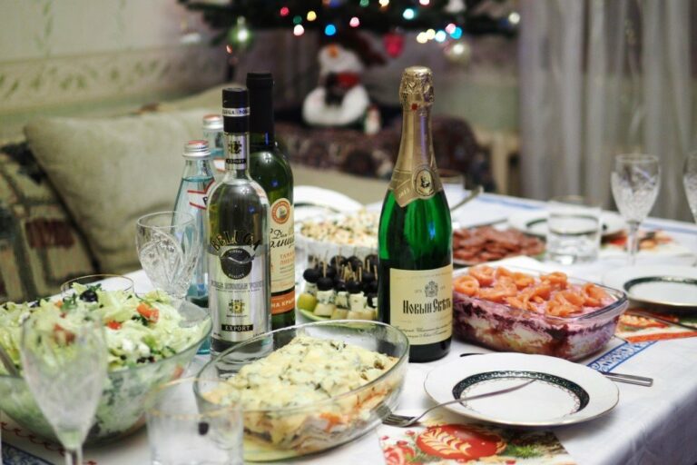 Новорічний стіл подорожчав: названо нові ціни на м'ясо, овочі, фрукти, цукерки та алкоголь  - today.ua