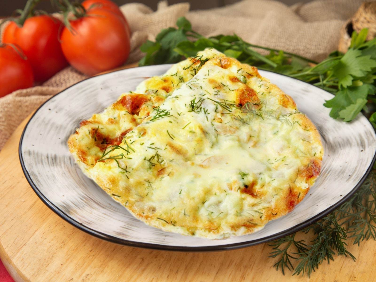 Омлет с сулугуни по-грузински: рецепт сытного блюда на завтрак в духовке - today.ua