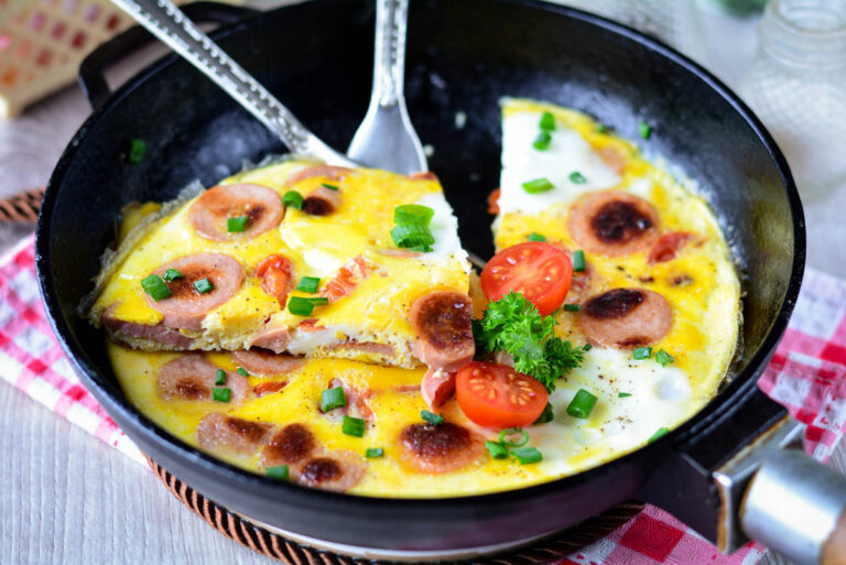 Омлет з овочами, сосисками та пармезаном: рецепт ситного традиційного американського сніданку - today.ua