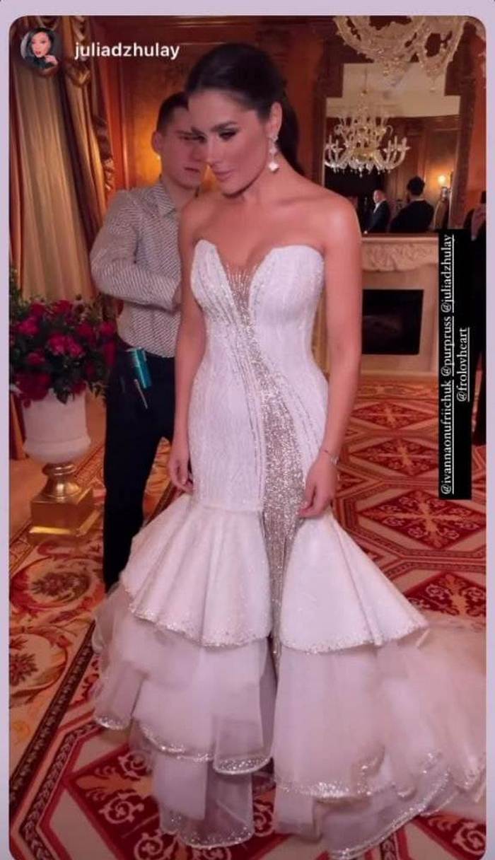 Ведуча “Танці зі зірками“ змінила три розкішні сукні на своєму весіллі з мільйонером